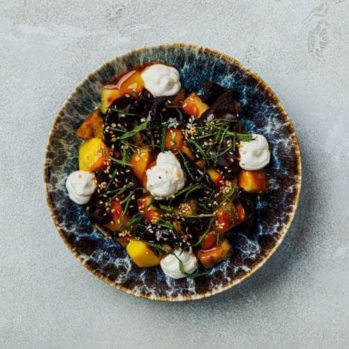 Тёплый салат из баклажанов с манго, мятой, вяленой свёклой 10015