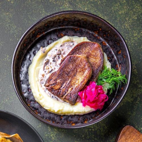 Говяжий язык на гриле с грибным соусом и картофельным пюре 10058