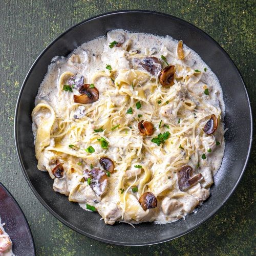 Паста с курицей и соусом песто 10312
