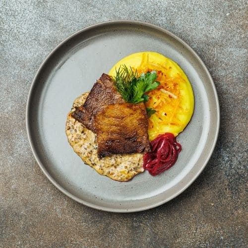 Говяжий язык на гриле с грибным соусом и картофельным пюре 10058