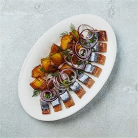 {{photo.Alt || photo.Description || 'Пряная сельдь с картофелем и луком'}}