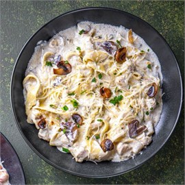 {{photo.Alt || photo.Description || 'Паста с курицей и соусом песто'}}